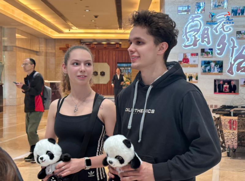 两人挽手如, LdPkA