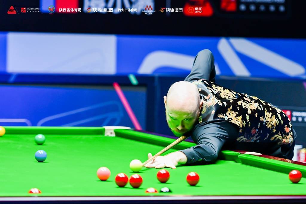 在自己和球, 坐在椅子上 在自己和球, 坐在椅子上